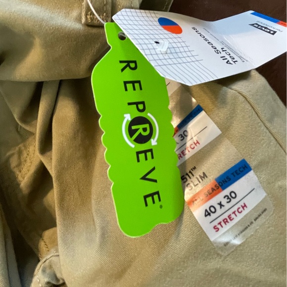 Levi's NWT Men’s 511 Slim Stretch All Seasons Tech Pants.
Size 40/30 - Picture 11 of 14